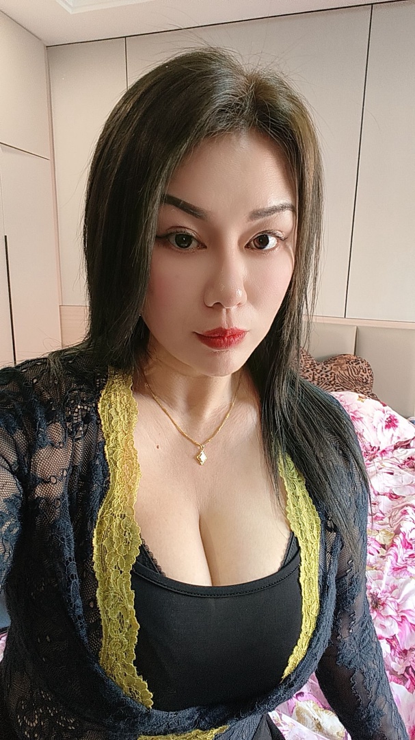 胸大奶头小姐姐