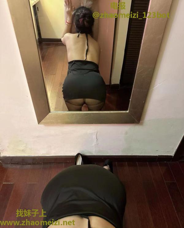 蜜桃臀大胸美女老师