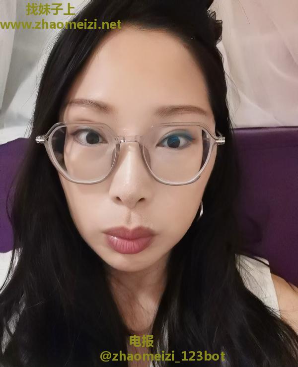 后花园眼镜御姐