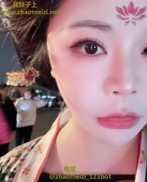 江岸大胸热情妹子
