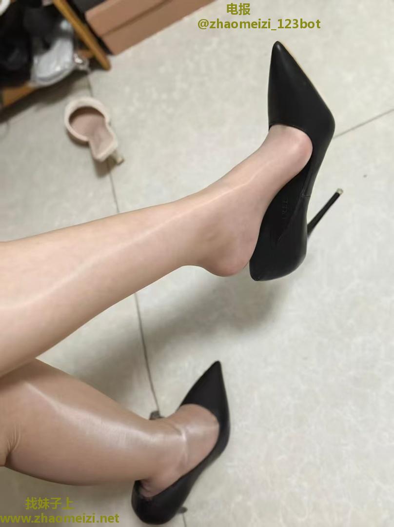 鼓楼美腿美足嫩妹