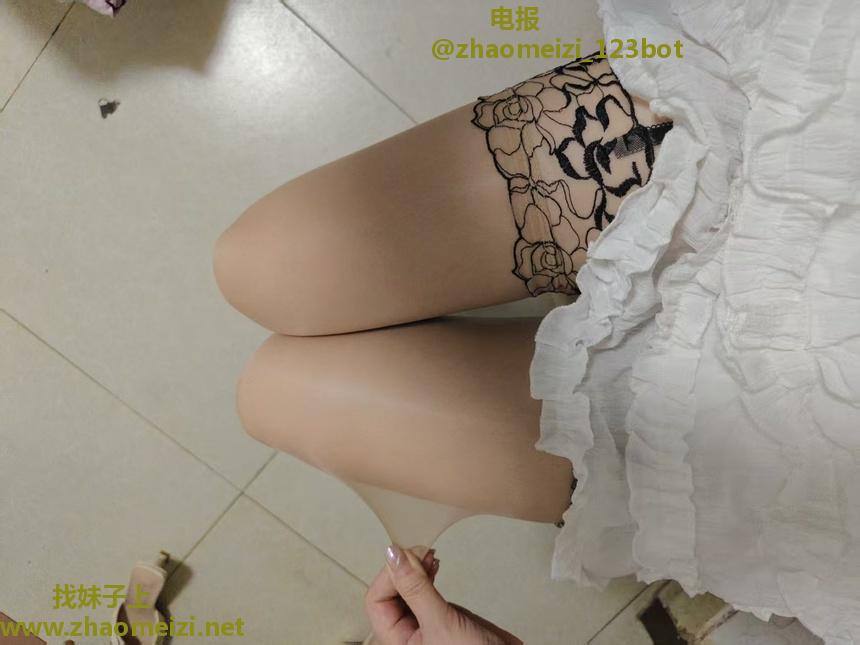 鼓楼美腿美足嫩妹