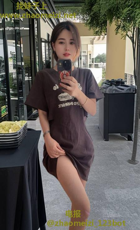 钟楼长腿颜值小姐姐
