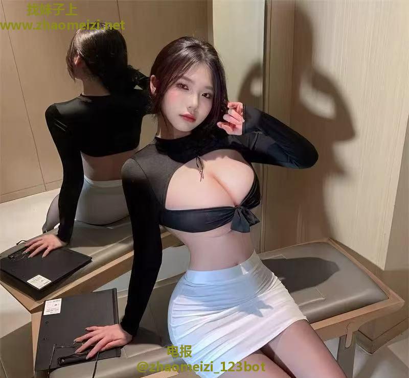 童颜巨乳黑丝妹