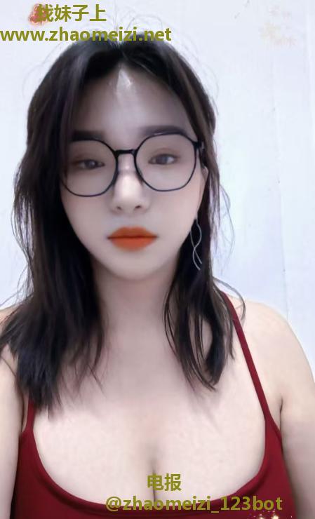 戴眼镜的大胸御姐