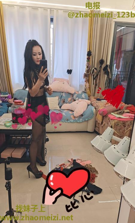 制服诱惑小骚妇