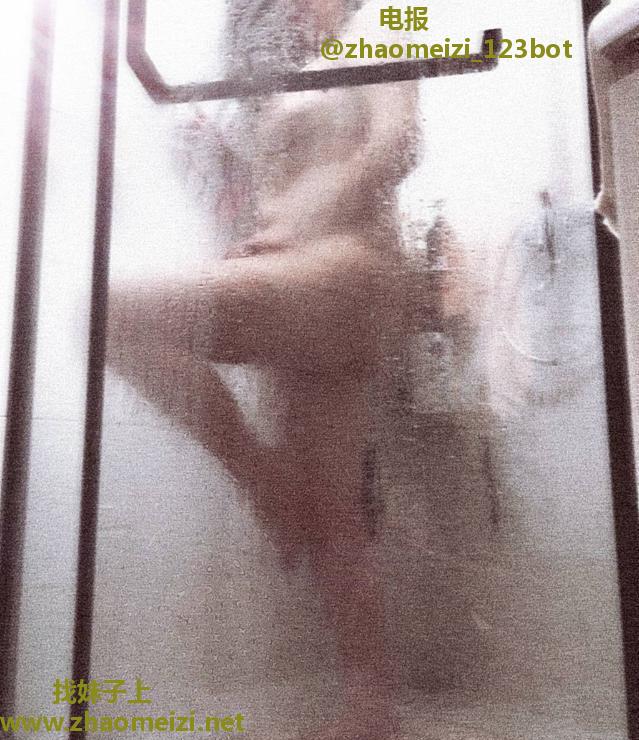 巨乳舔脚榨汁姐媚雪