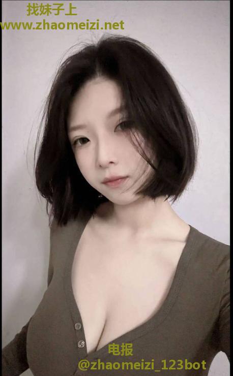 短发性感丰满妹妹