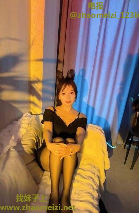 短发性感丰满妹妹