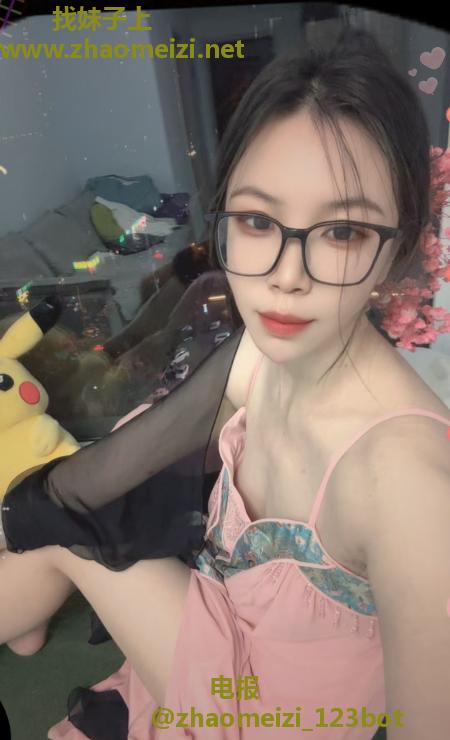 铁西眼镜气质美女