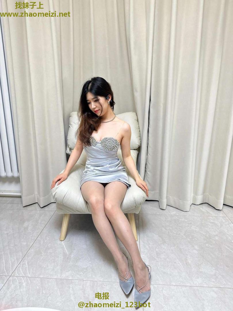 西安极品黑丝粉嫩多汁小妹