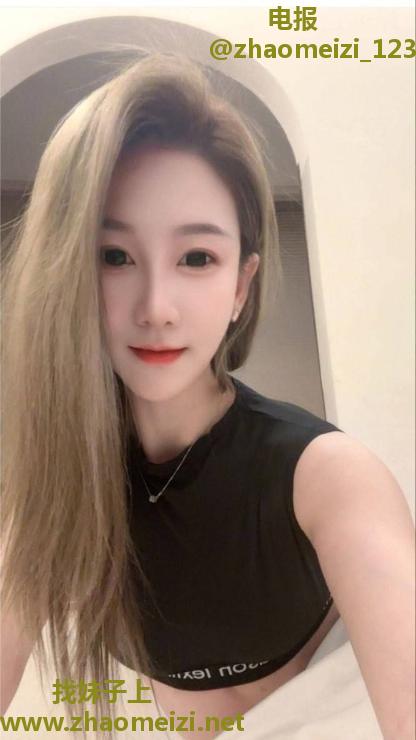 黑丝翘臀少妇