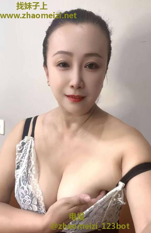 东站风骚翘臀雯雯