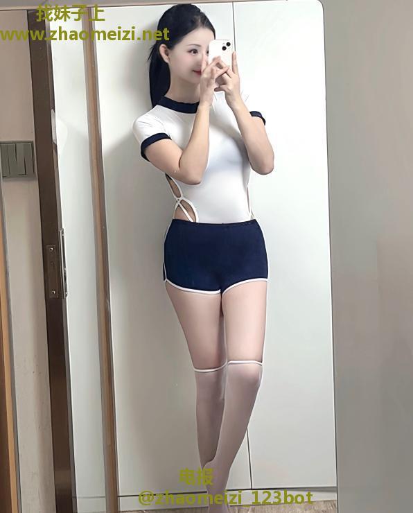 高挑性感翘臀美女