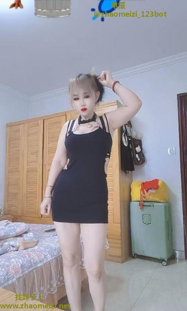 甜妹黑丝粉乳制服诱惑