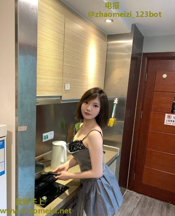 身材苗条风骚妹子