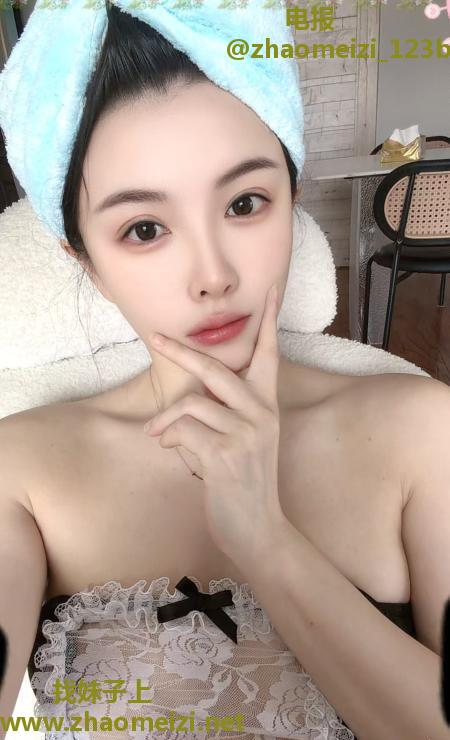 身材美胸嫩妹