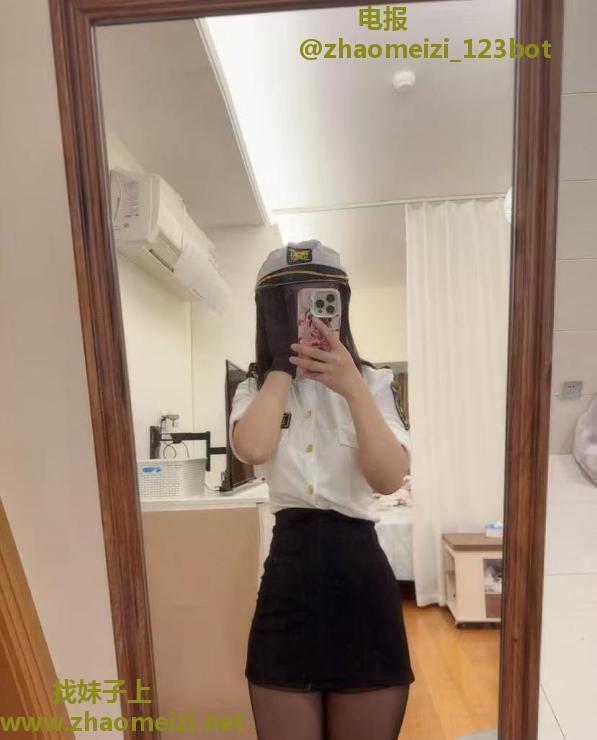 龙华制服美臀笑笑