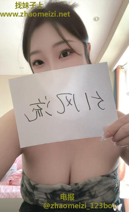 年轻微胖大胸喷水妹