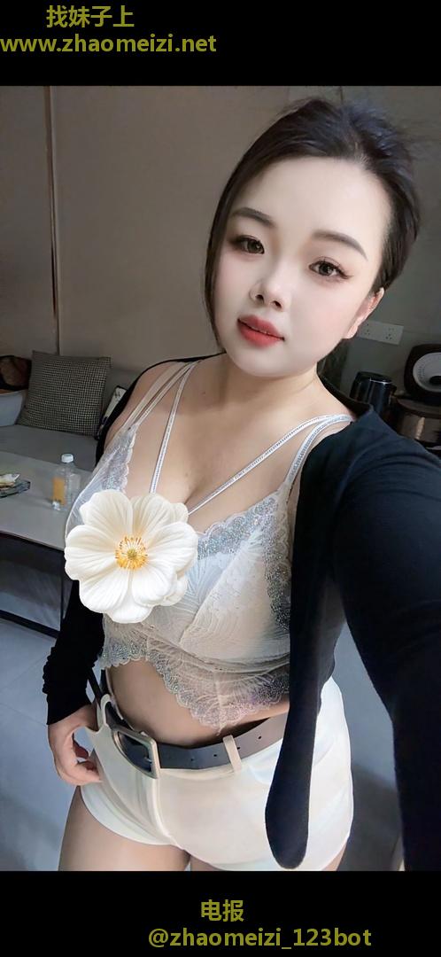 大胸身材好小妹子