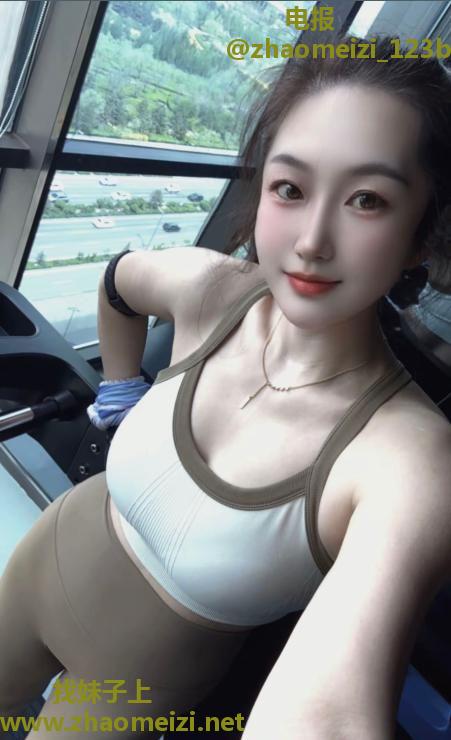 前凸后翘健身骚妇