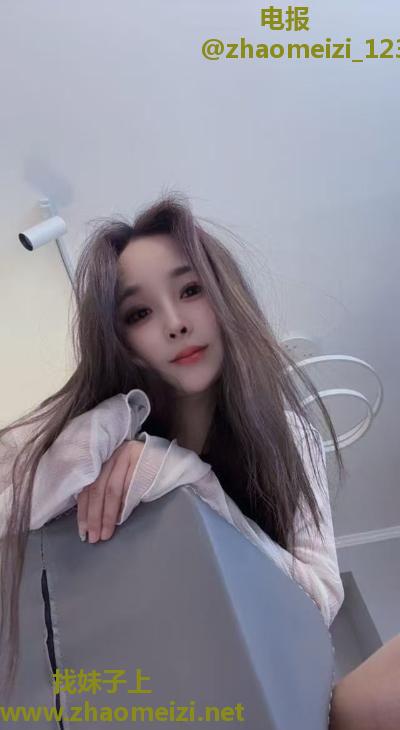 可舌吻骨感美女