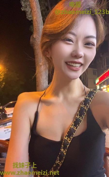 爱笑的美腿小姐姐