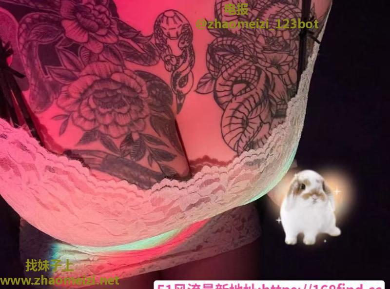 花奶纹身坦克小妹
