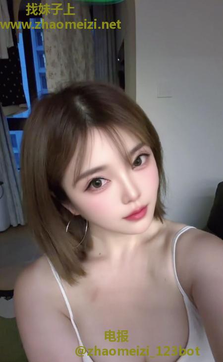 短发美胸白嫩兼职姐姐