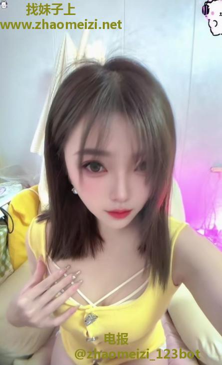 短发美胸白嫩兼职姐姐