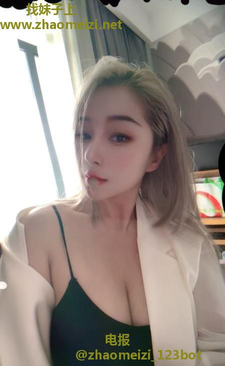 个人居家中项口爆美女