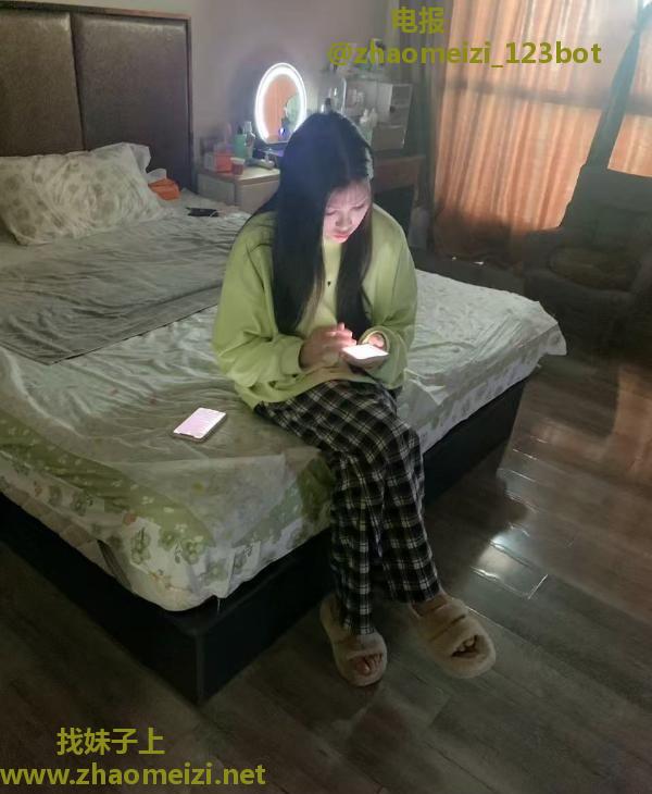 江岸的长腿大美嫩妹