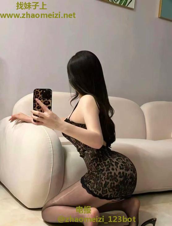 高挑长腿白皙少妇