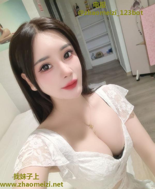 大奶翘臀骚妹子