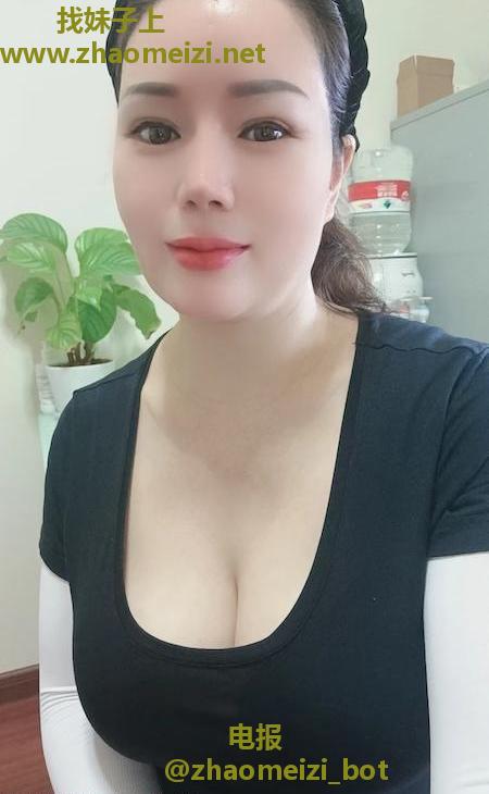 上梅林 爆乳眼镜少妇