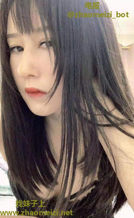 身材颜值都还不错的妹子