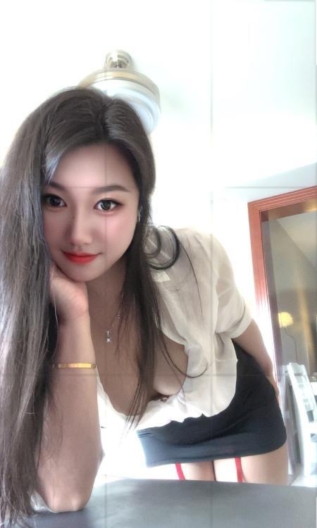 此妹子高潮后夹吸受不了