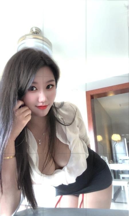 此妹子高潮后夹吸受不了
