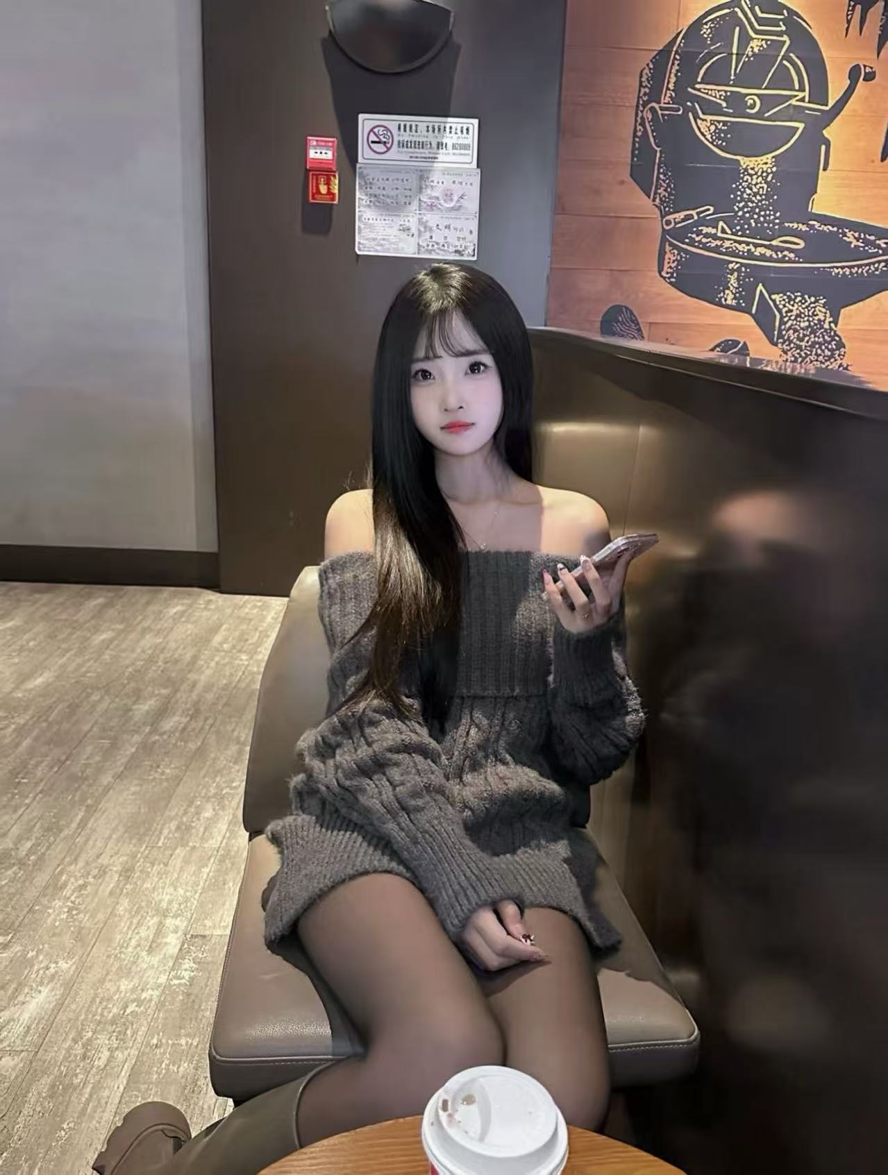 瑞幸咖啡厅前台小姐姐特温柔能吹能喝