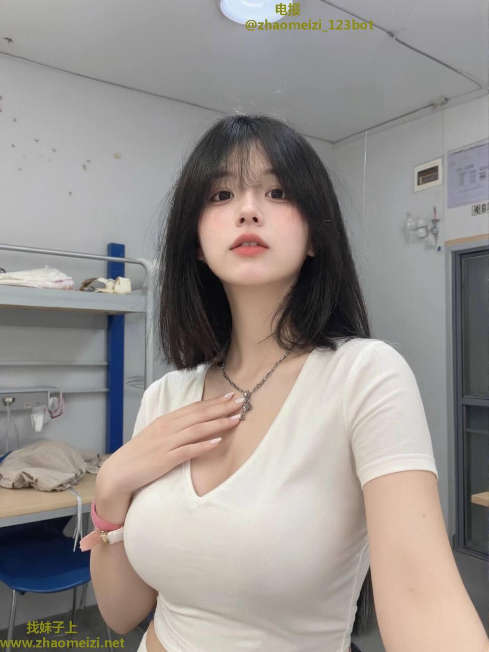 【乌鲁】学生妹迷人下体粉粉的