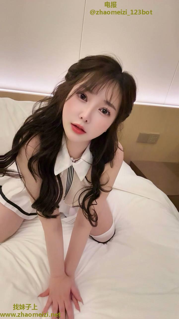 奶子坚挺饱满！玉体光溜溜