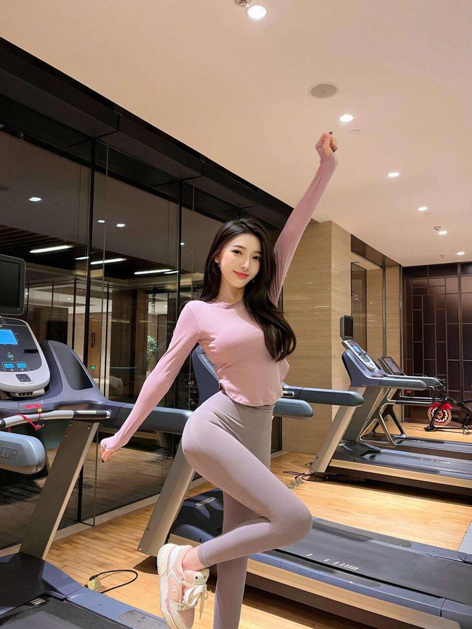 老师风骚迷人嫩穴会喷