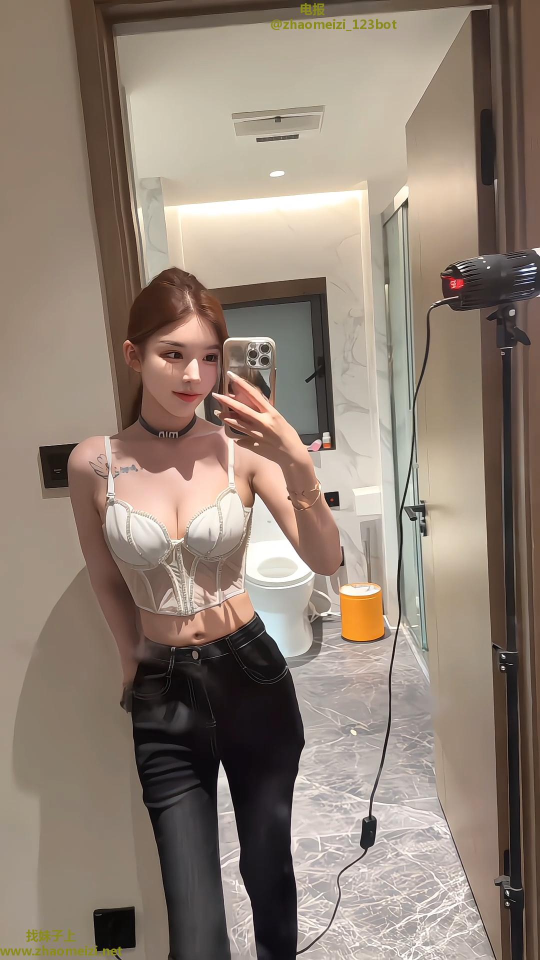 小浪妹9张享用她的美妙肉体