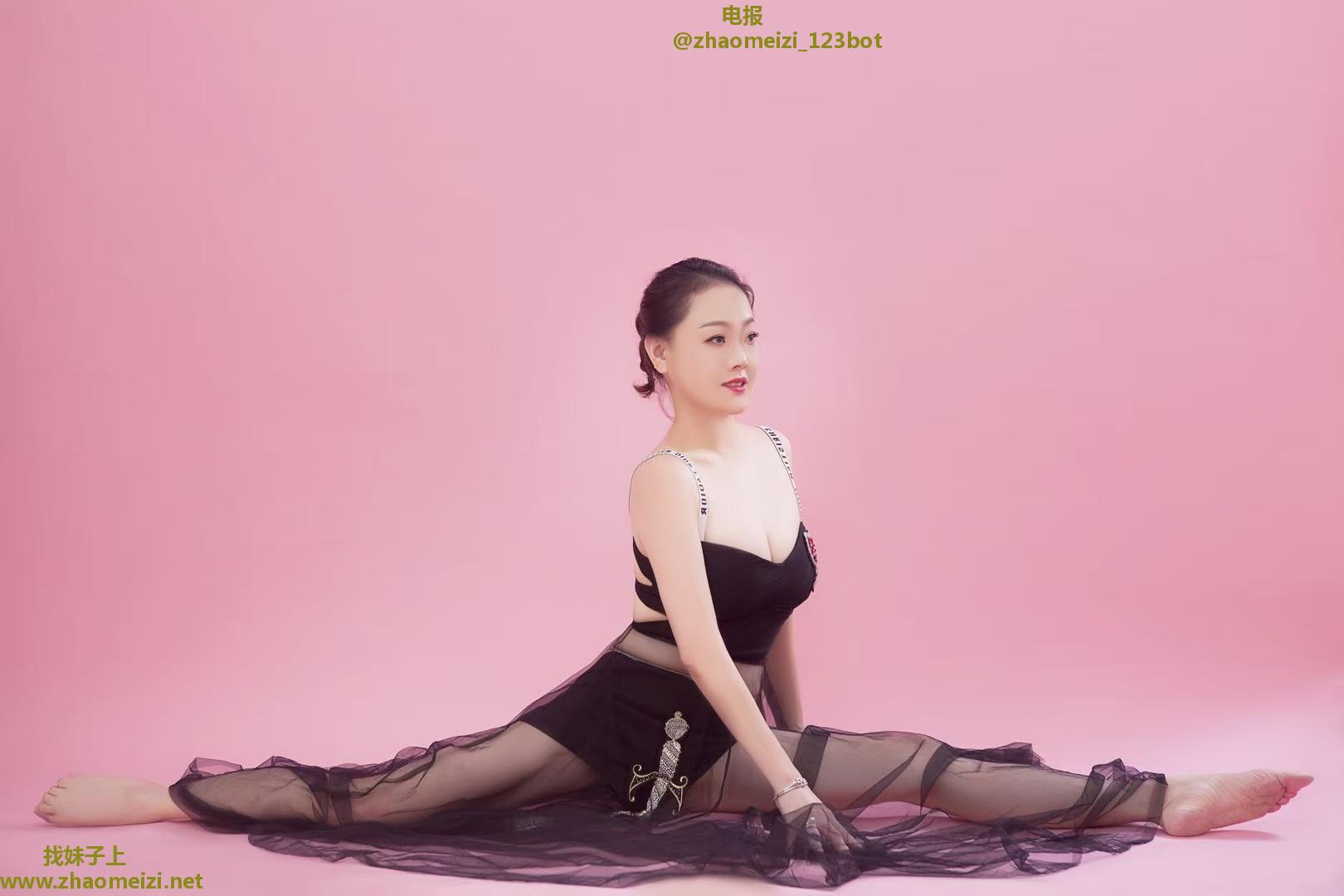 8张超值性爱，舞蹈老师给我大秀一字马