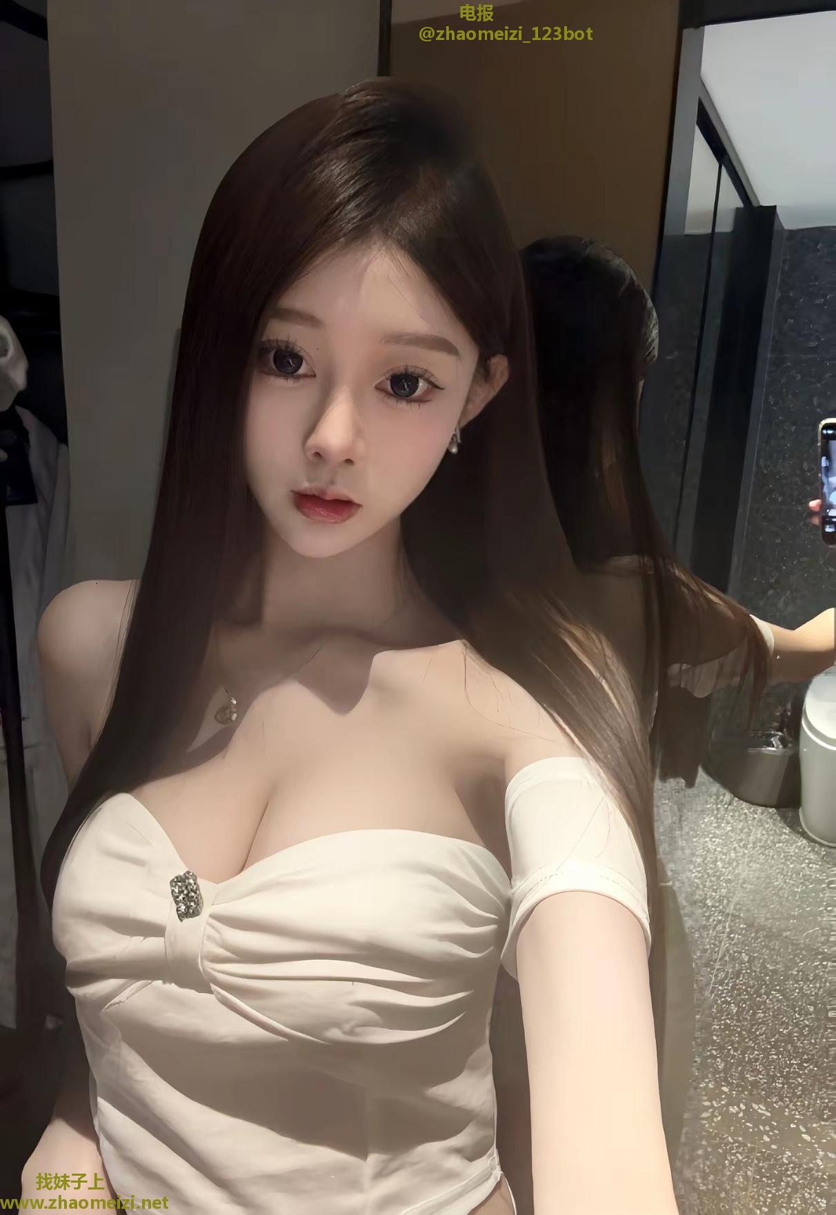 细皮嫩肉大奶妹