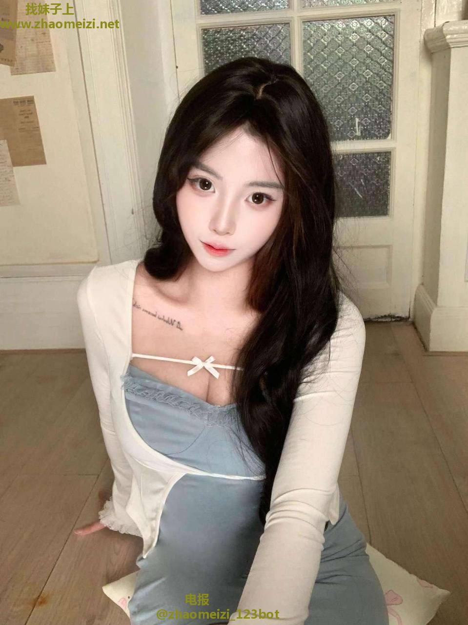 20出头邻家妹子有课室