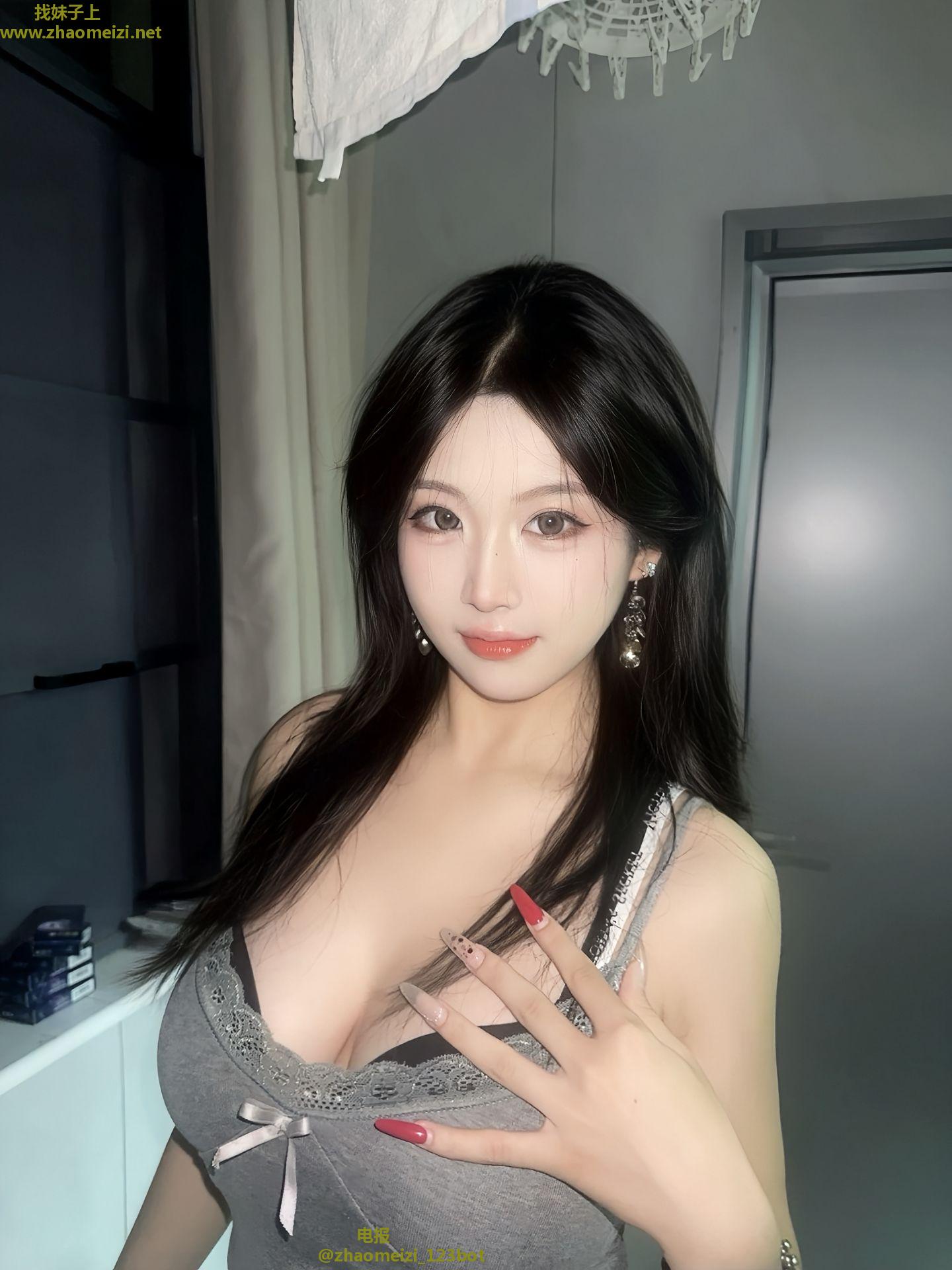 在老哥稳解锁的大奶妹嫖的爽