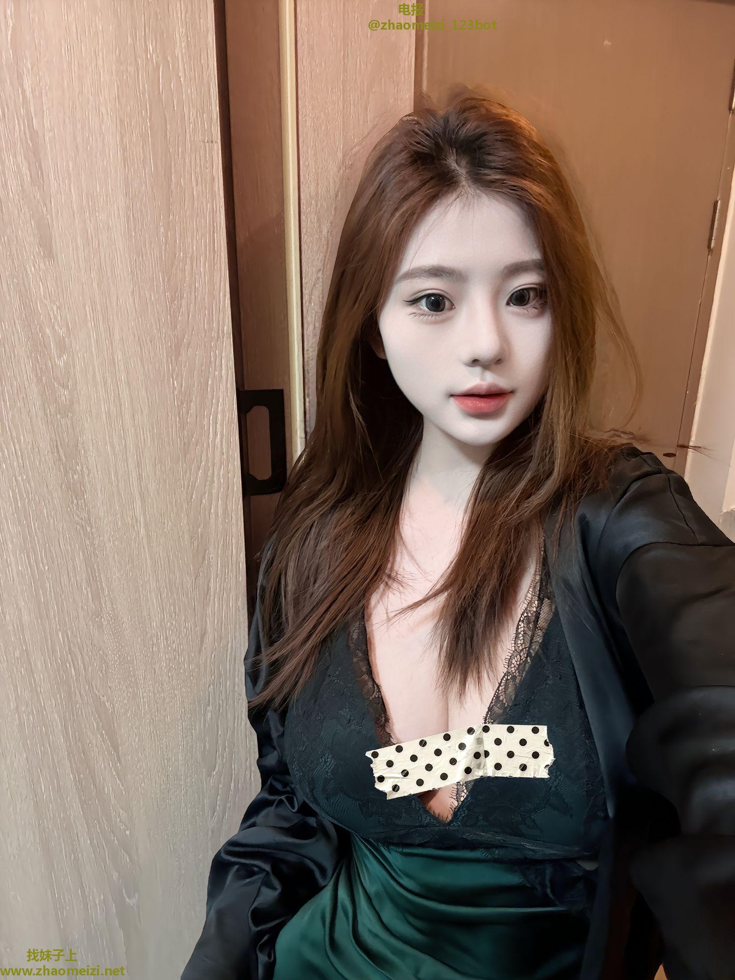 大奶妹草莓尽情玩弄她