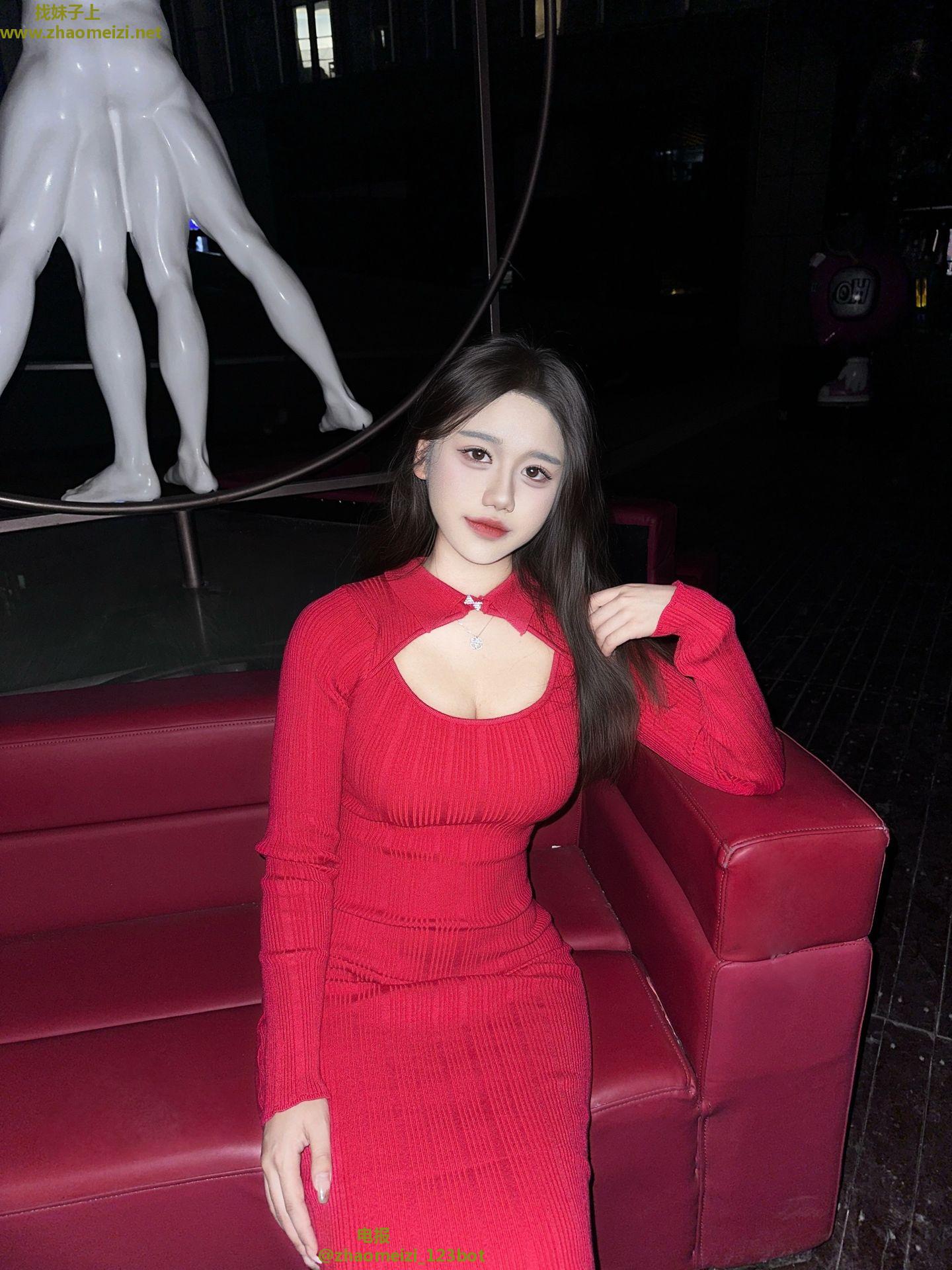 巨乳大屁股美女嗦屌超爽