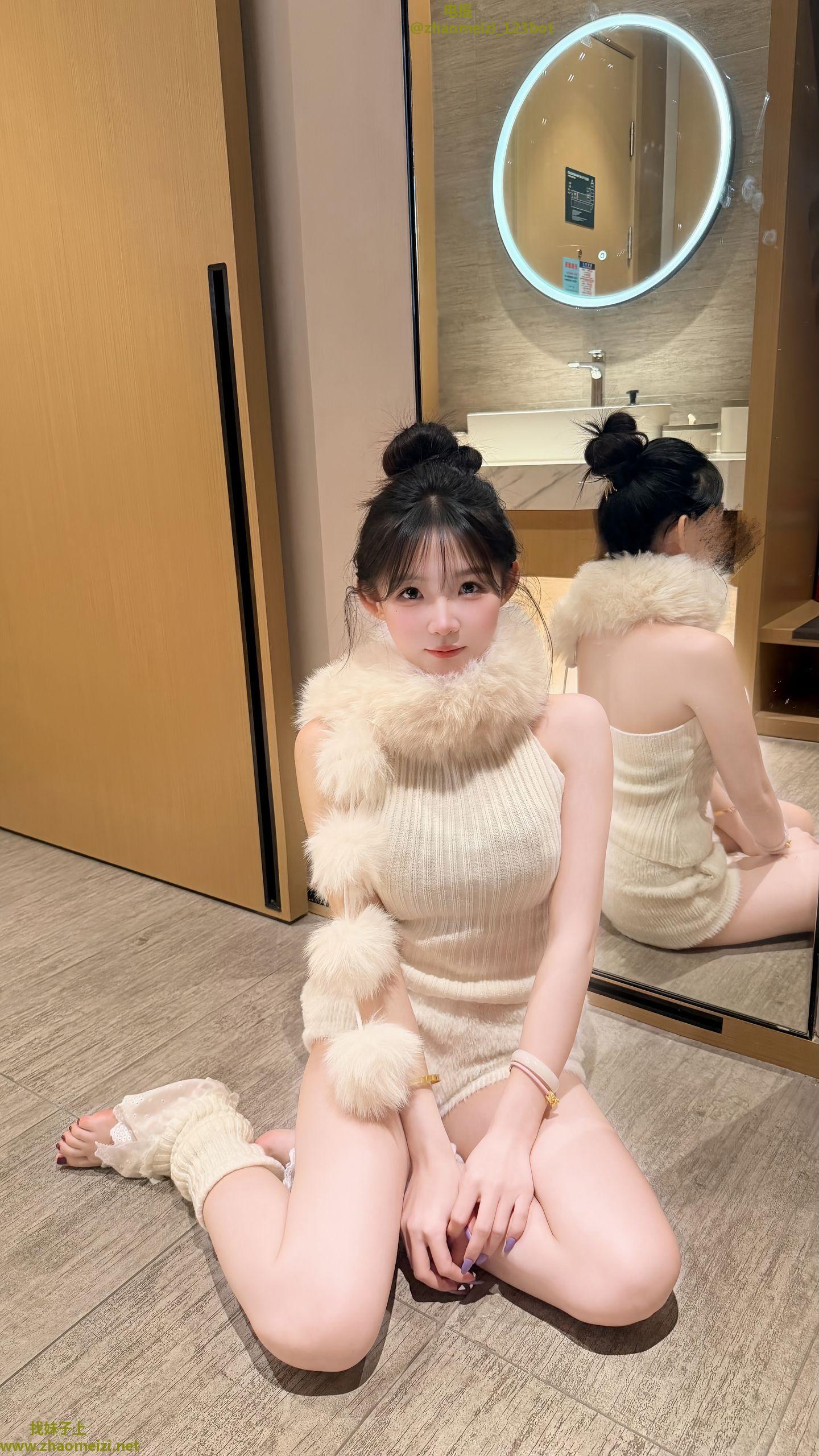 刚出道小嫩女在湖里开课